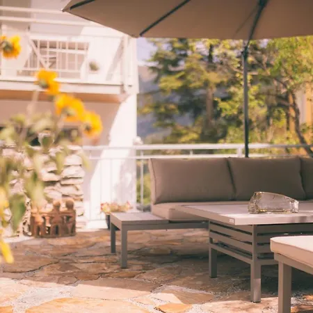 Nefer, Haus Hotel